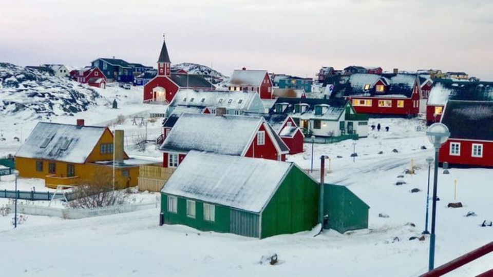 
Tuyết phủ trắng thủ phủ Nuuk thuộc Greenland, Bắc Cực (Ảnh: BBC)
