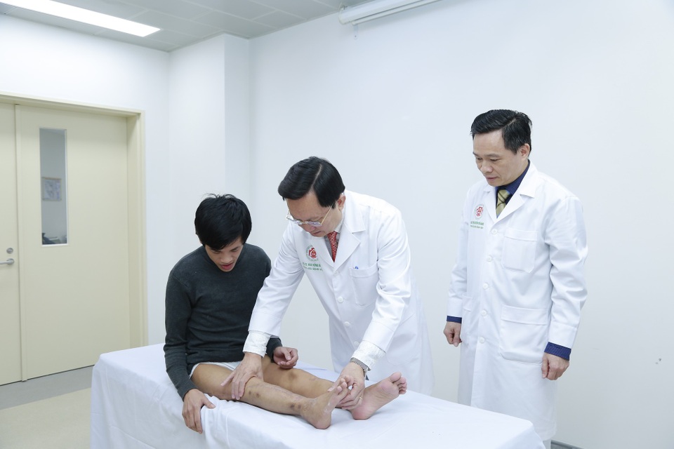 “Kéo dài” đôi chân cong như rễ cây giúp "Hoàng tử ếch" đi lại được sau 28 năm - 2 Đôi chân của bệnh nhân đã được kéo thẳng, bằng nhau giúp bệnh nhân có thể tự đi lại.