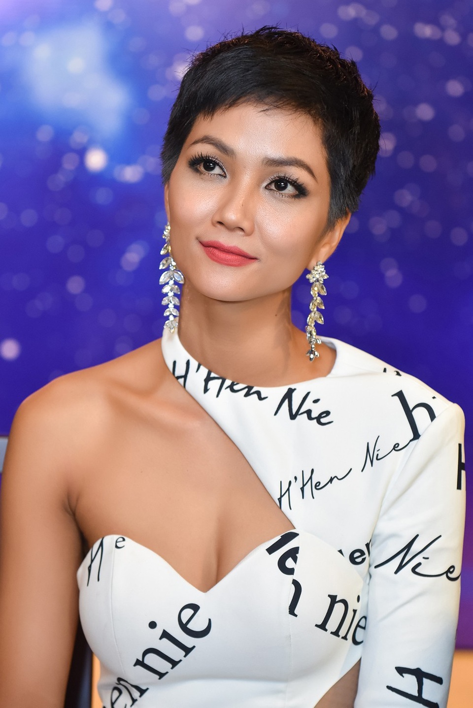 Hen không thích sự so sánh giữa cô và Phạm Hương, người đẹp khẳng định bản thân rất quý mến vì Phạm Hương là người đã truyền cảm hứng cho mình trong cuộc thi.