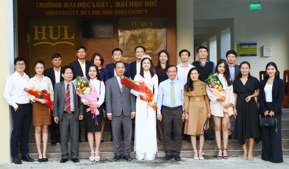 Huế: Tuyên dương, tặng thưởng tới Hoa khôi Sinh viên Việt Nam 2018 - 6
Chụp ảnh lưu niệm trước trường