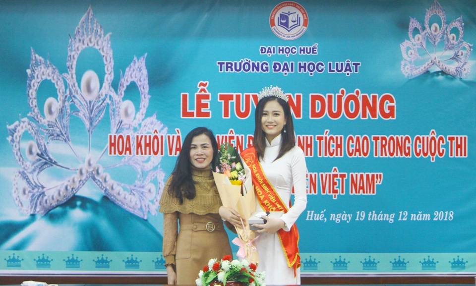 Huế: Tuyên dương, tặng thưởng tới Hoa khôi Sinh viên Việt Nam 2018 - 4 TS. Đào Mộng Điệp, Trưởng Khoa Luật Kinh tế - ĐH Luật tặng thưởng sinh viên Phương Lan