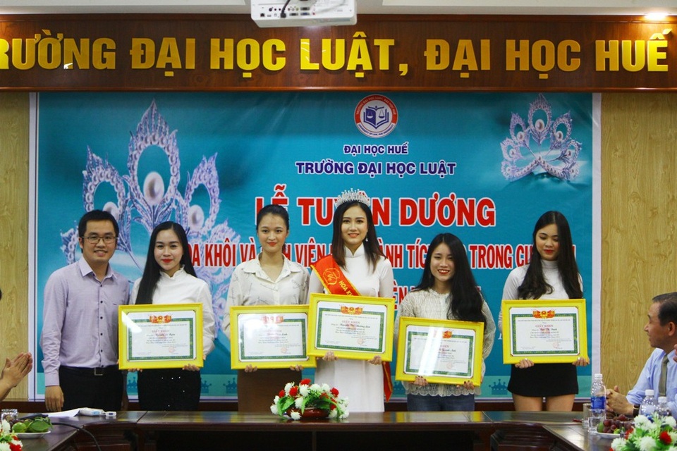 Huế: Tuyên dương, tặng thưởng tới Hoa khôi Sinh viên Việt Nam 2018 - 5 5 nữ sinh viên ĐH Luật Huế nhận bằng khen