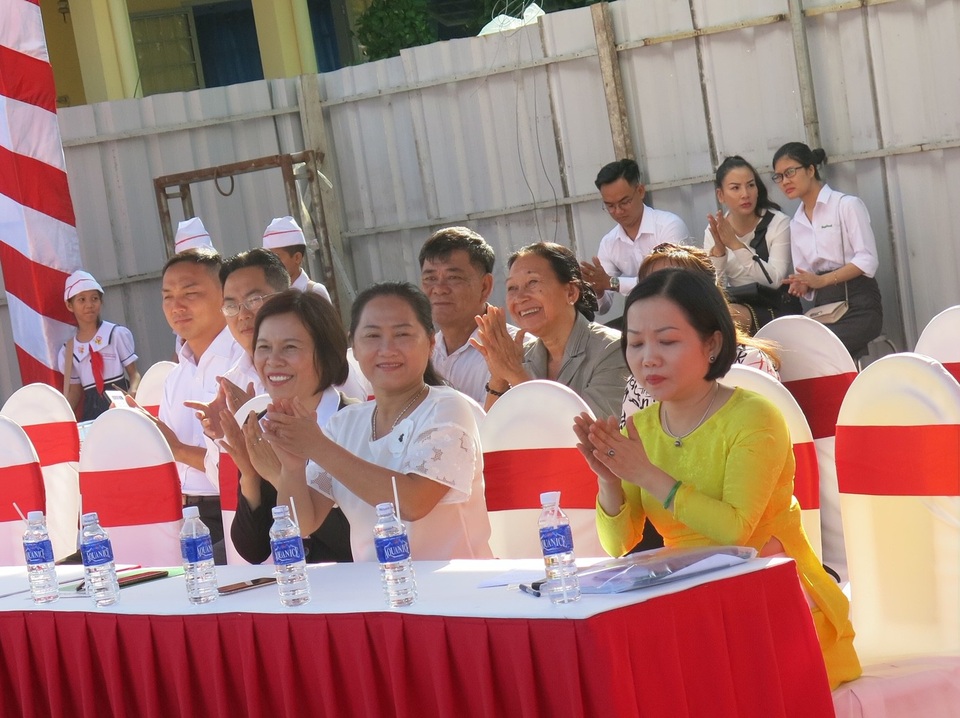 Đầu tư 10 tỉ đồng xây dựng trường tiểu học ở Bình Dương - 3 Đại diện nhà tài trợ NutiFood và UBND thành phố Thủ Dầu Một trong lễ khởi công Trường Tiểu học Lê Thị Hồng Gấm.