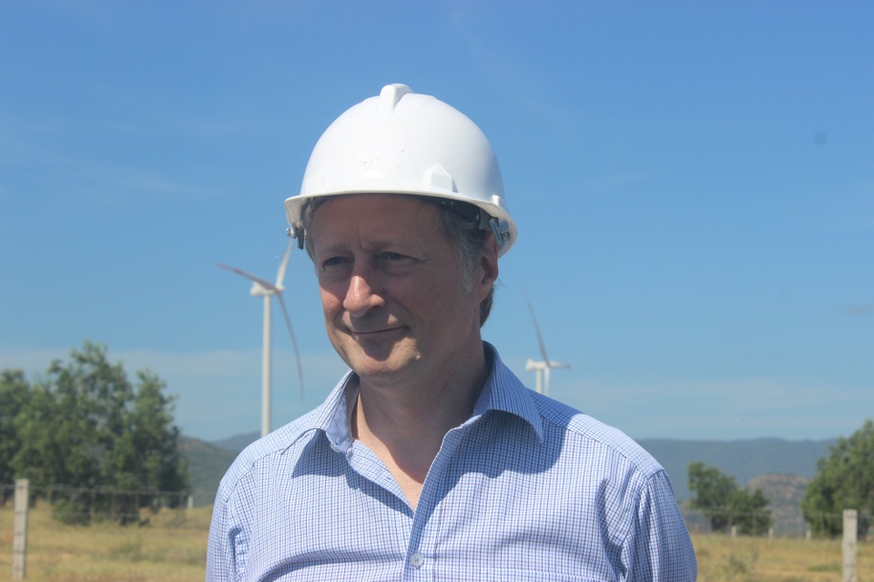 Châu Âu cam kết hỗ trợ Việt Nam khai thác tối đa năng lượng tái tạo - 3
Phía sau Trưởng phái đoàn Liên minh châu Âu (EU) tại Việt Nam Bruno Angelet là hai 2 trụ điện gió của nhà máy Phú Lạc.