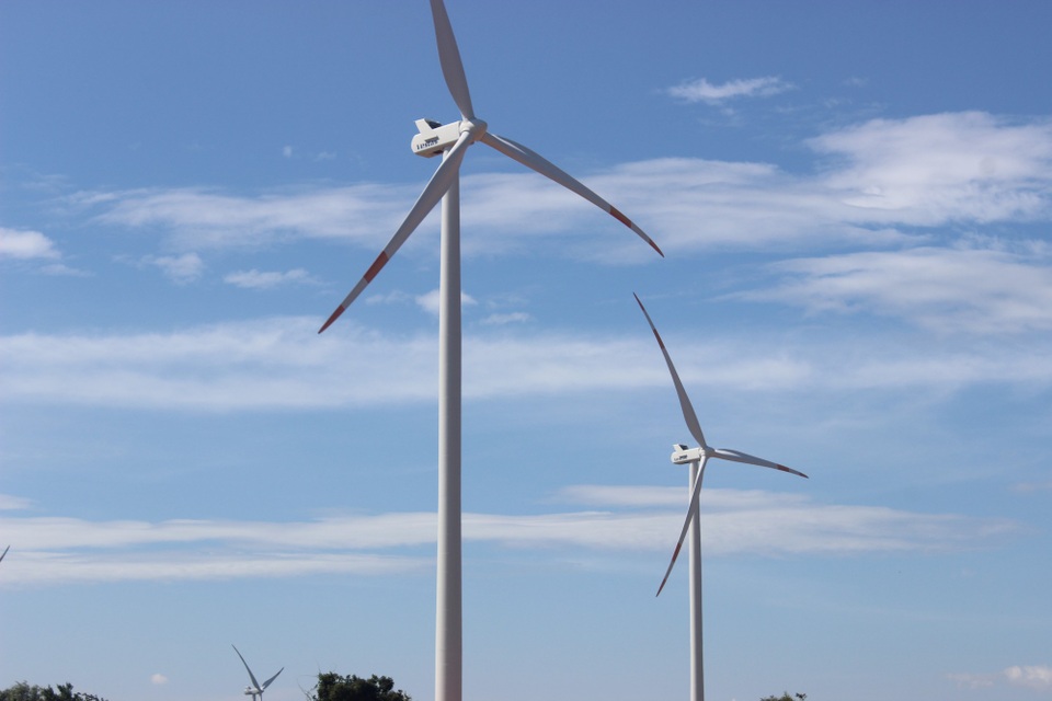 Châu Âu cam kết hỗ trợ Việt Nam khai thác tối đa năng lượng tái tạo - 5
Cận cảnh trụ điện gió cao 95m.