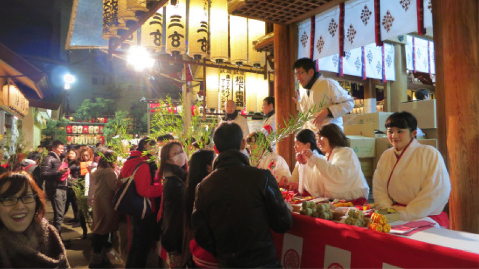 Các Fuku-Musume (cô gái may mắn) phát Sasa (trúc nhỏ) cho mọi người