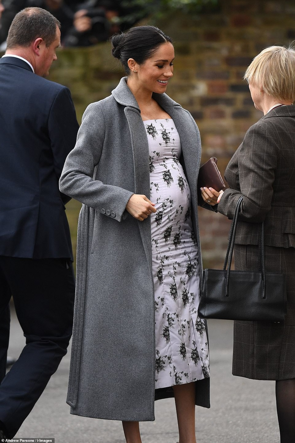 Bầu bí, công nương Meghan Markle vẫn diện toàn đồ hiệu - 1
Công nương Meghan Markle diện váy giá 834 bảng Anh của hãng Brock và áo khoác 500 bảng Anhcủa Soia & Kyo tới thăm nhà dưỡng lão ở Twickenham, London ngày 18/12 vừa qua