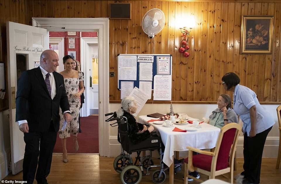 Bầu bí, công nương Meghan Markle vẫn diện toàn đồ hiệu - 4
Cô luôn ăn vận sang trọng và rất tinh tế trong các sự kiện