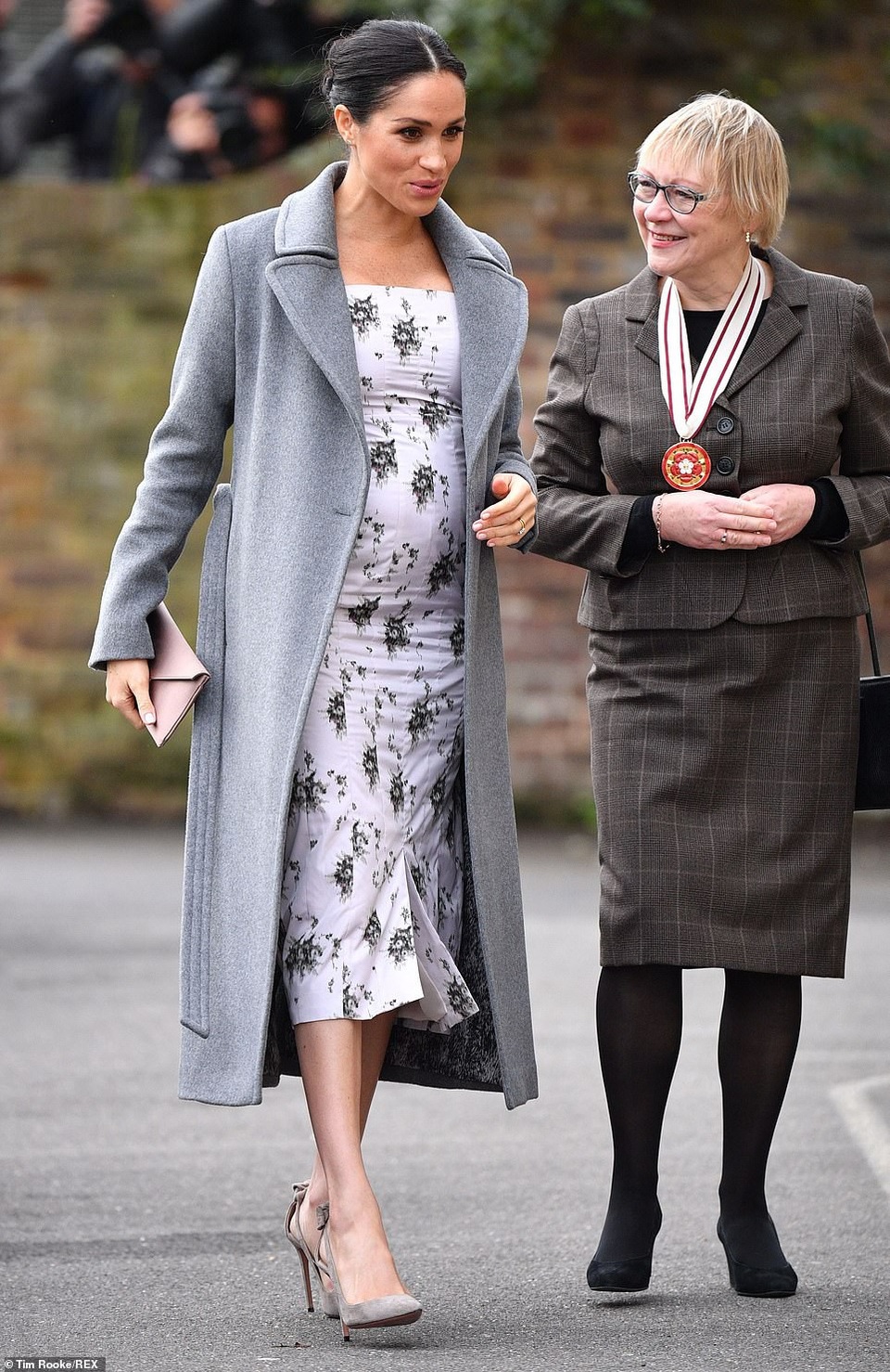 Bầu bí, công nương Meghan Markle vẫn diện toàn đồ hiệu - 18
Công nương xinh đẹp là tâm điểm thu hút sự chú ý của phóng viên ảnh trong mỗi lần xuất hiện.