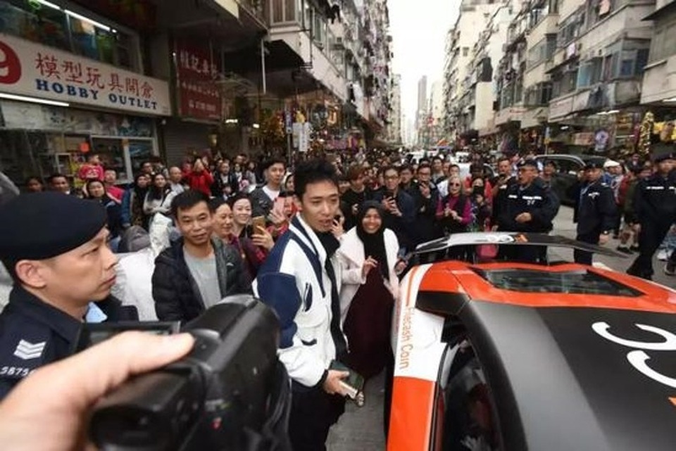 Triệu phú Bitcoin bị bắt vì rải tiền khắp thành phố - 3 Wong Ching-kit được cho là người đứng sau những cơn mưa tiền, và bị cảnh sát bắt giữ ngay sau đó.