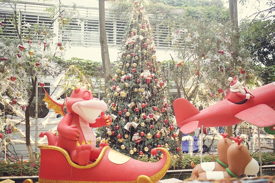 Sinh viên hào hứng với khu vườn Giáng sinh lộng lẫy như ở trời Âu - 2 
Hình tượng chú rồng đỏ cưỡi xe tuần lộc dễ thương