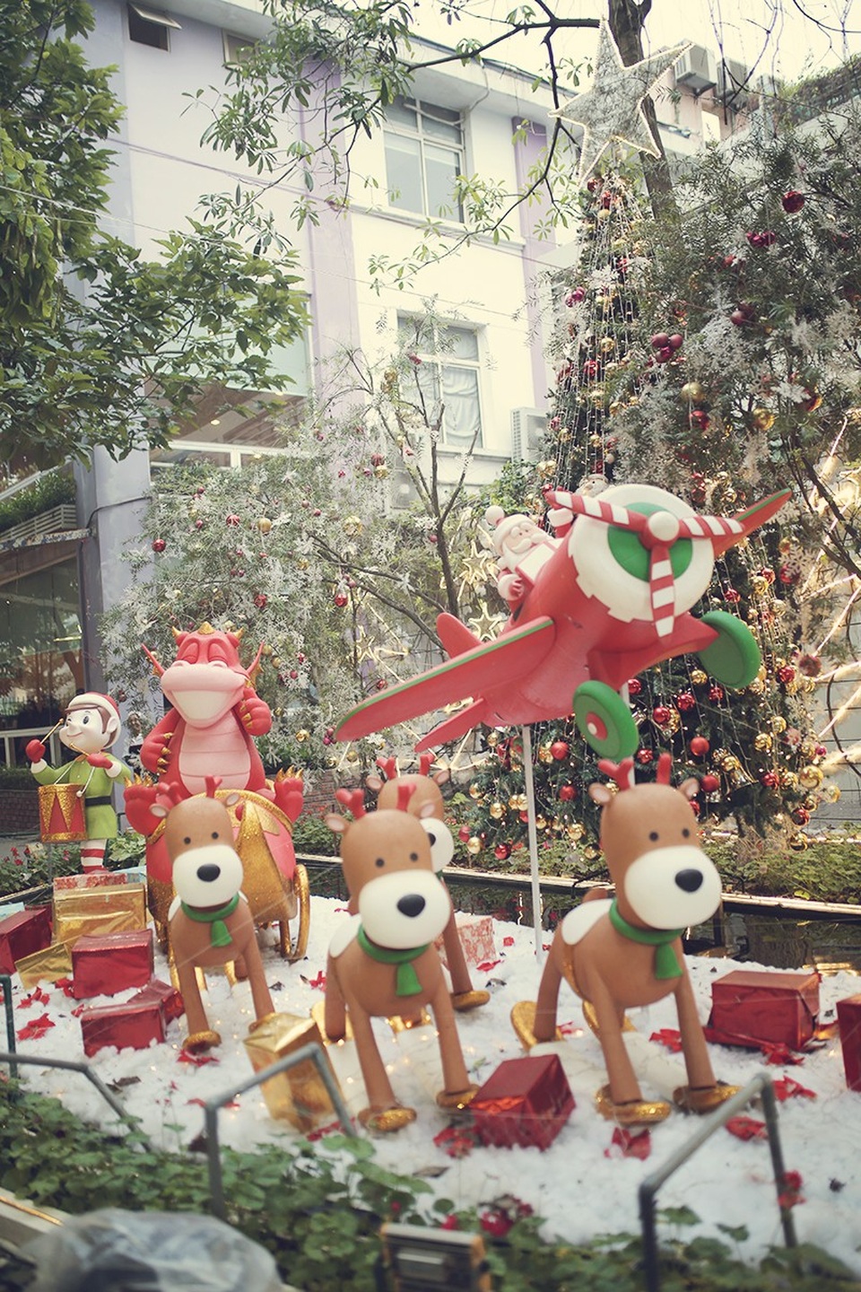 Sinh viên hào hứng với khu vườn Giáng sinh lộng lẫy như ở trời Âu - 3 
Không thể thiếu cây thông, hộp quà, tuần lộc và ông già Tuyết