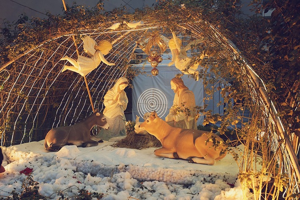 Sinh viên hào hứng với khu vườn Giáng sinh lộng lẫy như ở trời Âu - 4 
Một tiểu cảnh tái hiện hình ảnh Đức mẹ Maria và chúa Jesus đầy ấm áp