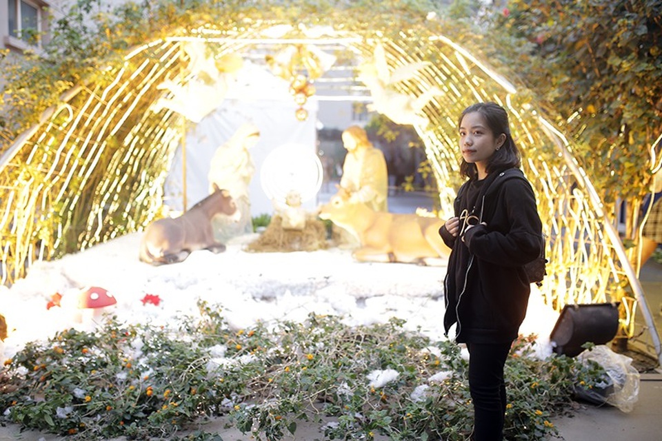 Sinh viên hào hứng với khu vườn Giáng sinh lộng lẫy như ở trời Âu - 5 
Các bạn sinh viên hào hứng ghi lại những hình ảnh đẹp