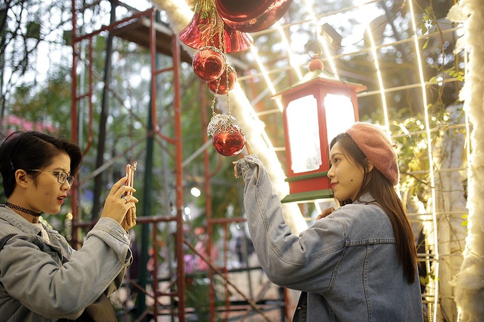 Sinh viên hào hứng với khu vườn Giáng sinh lộng lẫy như ở trời Âu - 6 
 Vườn trường được bài trí với tông màu đỏ-vàng đặc trưng của mùa lễ hội