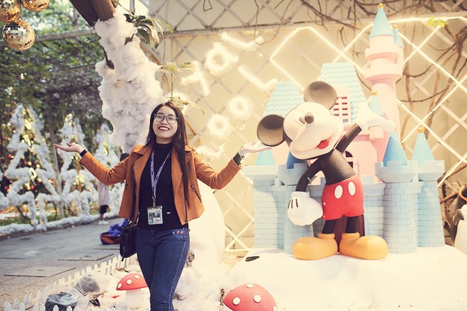 Sinh viên hào hứng với khu vườn Giáng sinh lộng lẫy như ở trời Âu - 7 Sinh viên hào hứng với khu vườn Giáng sinh lộng lẫy như ở trời Âu - 7