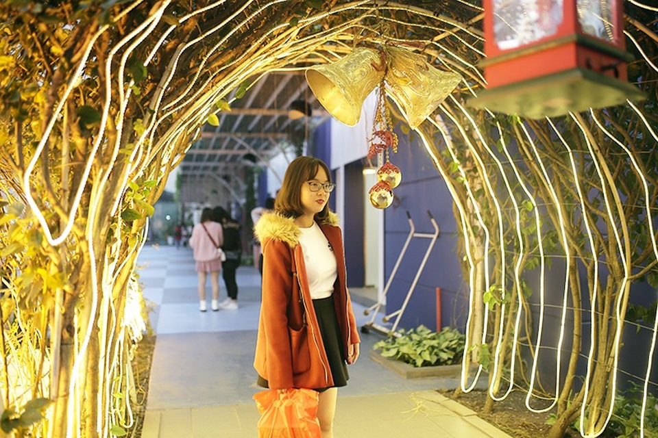 Sinh viên hào hứng với khu vườn Giáng sinh lộng lẫy như ở trời Âu - 8 Sinh viên hào hứng với khu vườn Giáng sinh lộng lẫy như ở trời Âu - 8