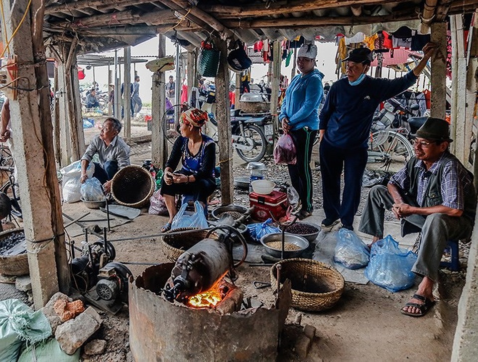 Độc đáo nghề rang ngũ cốc chợ Nủa - 2
Nghề rang ngũ cốc bằng ống gang tưởng chừng chỉ có ở những thế kỷ trước bất ngờ vẫn được người dân nơi đây sử dụng.