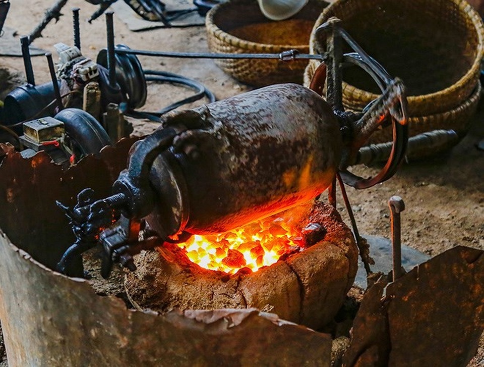 Độc đáo nghề rang ngũ cốc chợ Nủa - 4
Việc rang ngũ cốc được thực hiện bằng các dụng cụ rất thô sơ.
