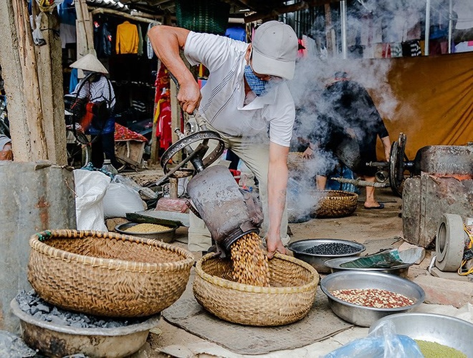 Độc đáo nghề rang ngũ cốc chợ Nủa - 5
Chỉ sau 10 phút, bằng sức nóng của ống gang những hạt ngũ cốc bên trong đã được rang chín.
