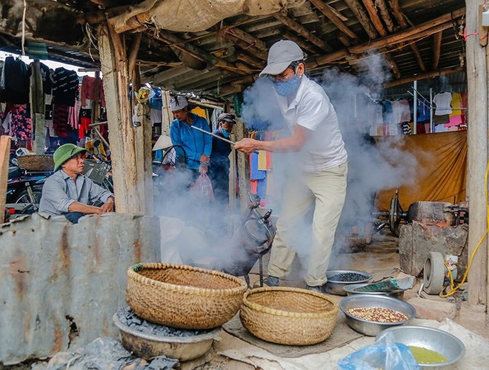 Độc đáo nghề rang ngũ cốc chợ Nủa - 6
Ngũ cốc cần rang được đổ vào một ống gang…