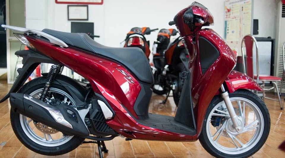 SH đồng loạt tăng giá, ăn chênh chém khách mùa Tết - 1
Cứ vào dịp cuối năm, dòng xe Honda SH lại bị chênh giá khá nhiều so với giá niêm yết.
