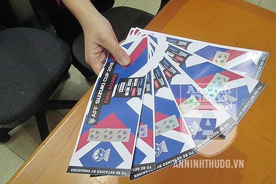 Lật tẩy thủ đoạn của đối tượng chủ mưu vụ bán vé giả xem Đội tuyển Việt Nam vô địch AFF cup - 2 Những chiếc vé giả mà Trang giao cho khách hàng, khi nhìn qua rất dễ... tưởng thật