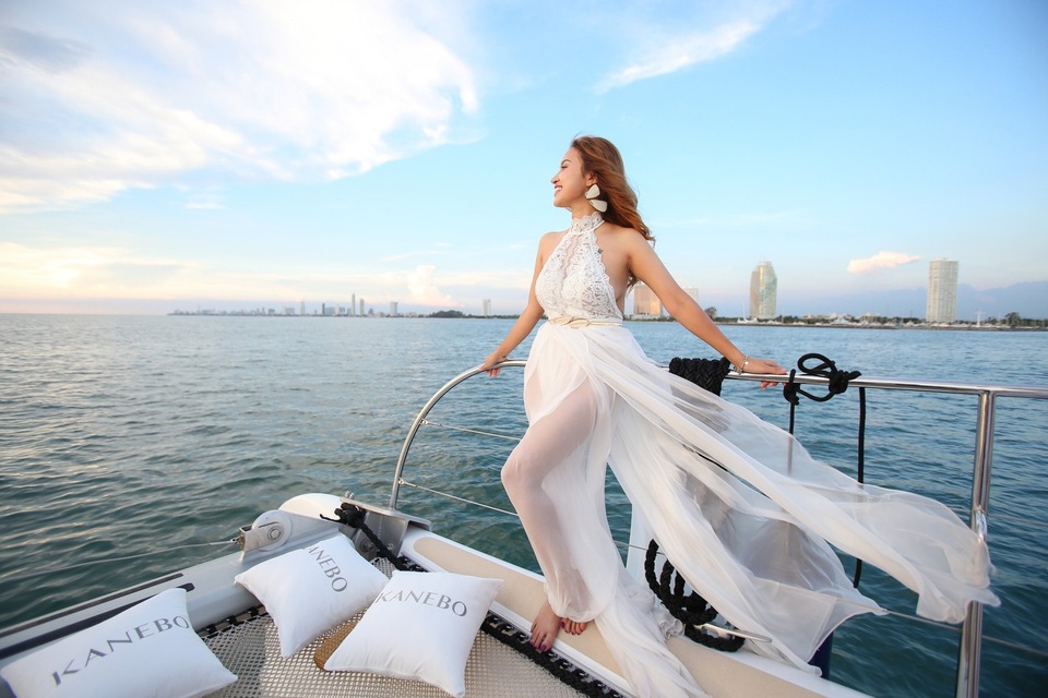 Mẹo để có làn da đẹp không tỳ vết khi mùa đông đến - 2 Vân Hugo khoe vẻ đẹp nữ thần khi sử dụng các dòng sản phẩm chăm sóc da của Kanebo.