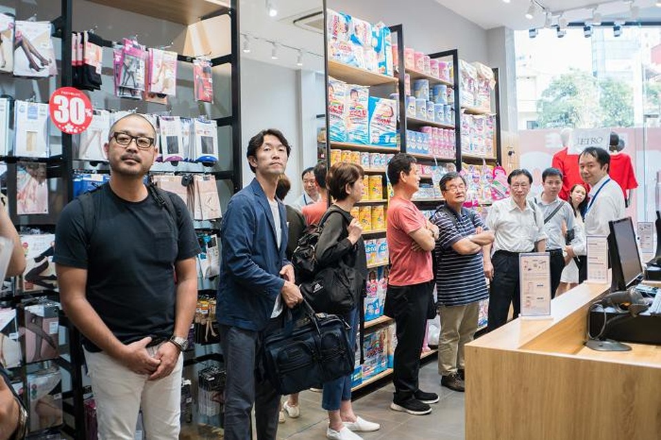 TokyoLife mở rộng cơ hội hợp tác cùng đoàn doanh nghiệp Nhật Bản - 2 Các điện diện công ty NHật Bản : Ông Kentaro Tako Chủ tịch Công ty Rocket Soap Co., Ltd. Houseware Nhật Bản thăm quan các sản phẩm chính hãng công ty mình đang bày bán tại TokyoLife