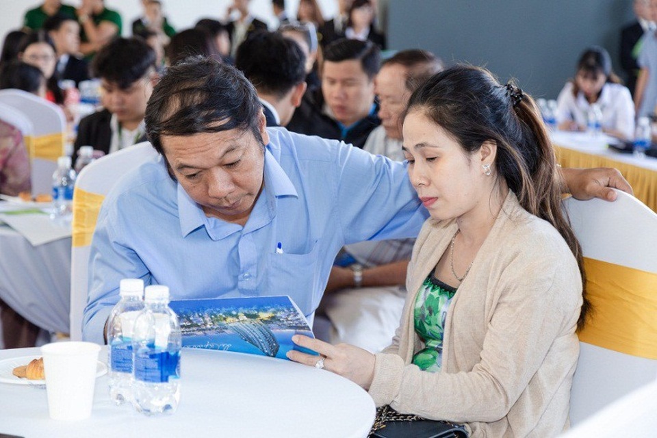 Ba lý do De Capella hấp dẫn nhà đầu tư - 3 Khách hàng tham khảo thông tin ưu đãi từ De Capella tại buổi Lễ mở bán