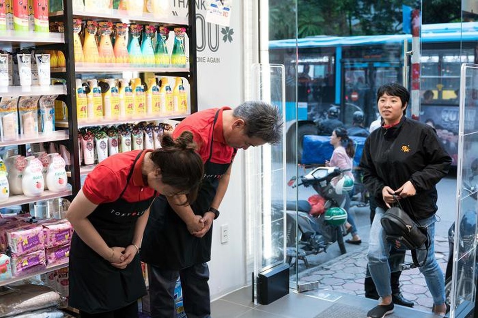 TokyoLife mở rộng cơ hội hợp tác cùng đoàn doanh nghiệp Nhật Bản - 4
Ông Tetsuo Oji - Đồng sáng lập TokyoLife đã tới cửa hàng để đào tạo nhân viên cách cúi chào cảm ơn khách hàng,hướng tới 1 TokyoLife luôn đầy ắp - Dịch Vụ Từ Trái Tim - Tình Yêu Trong Từng Sản Phẩm
