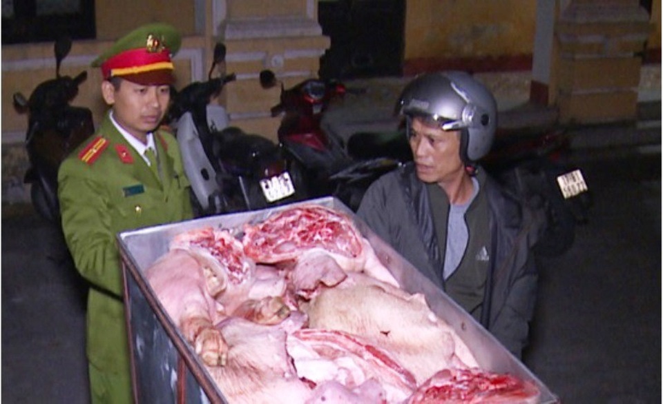 Hơn 2 tạ thịt lợn thối “suýt” được nhập vào nhà hàng, quán ăn - 1 Đối tượng Lê Văn Mai cùng tang vật bị thu giữ (ảnh: Công an Thái Bình)