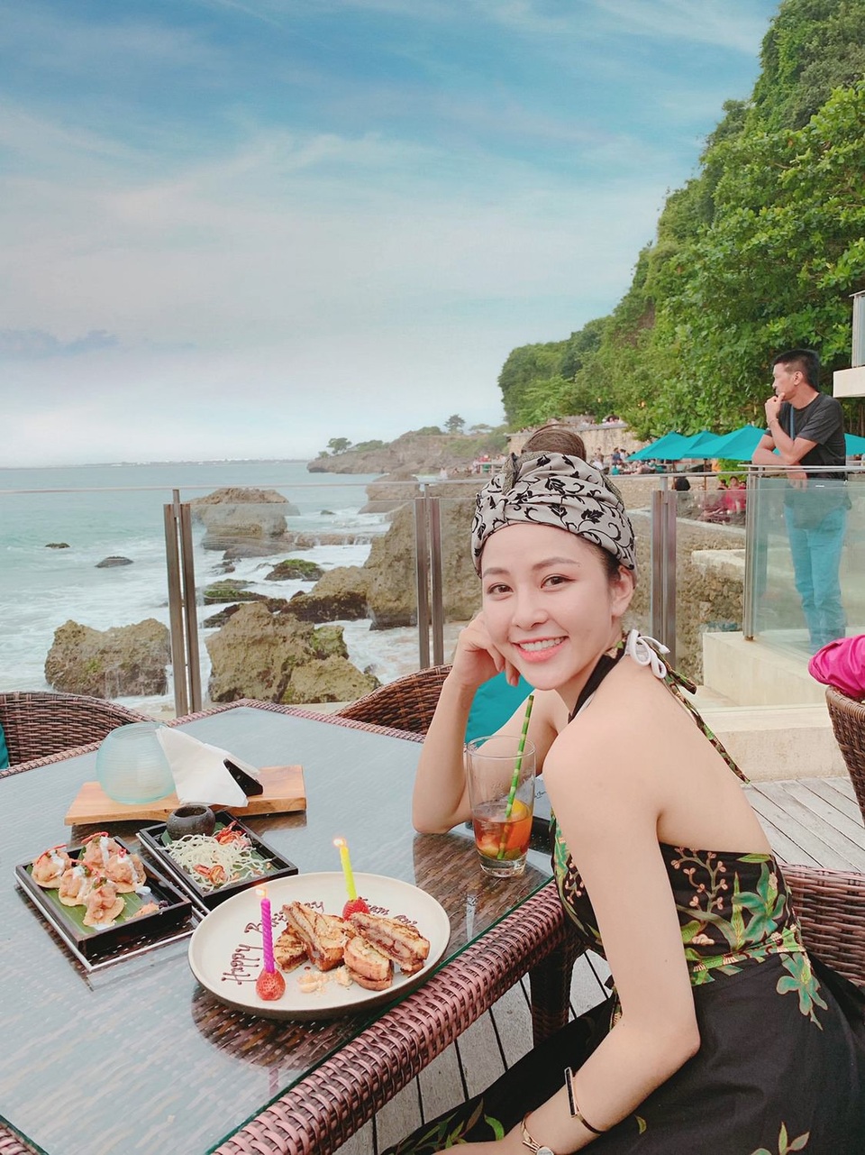 “Hot girl World Cup” Trâm Anh khoe 3 vòng nóng bỏng ở Bali - 15 “Đồ ăn ở đây thì Trâm Anh thấy khá hợp khẩu vị với người Việt Nam nên không cần phải mang theo đồ ăn đâu”, Trâm Anh tiết lộ kinh nghiệm. “Đồ ăn và resort ở đây cũng rất hợp ví tiền”, Trâm Anh nói thêm.