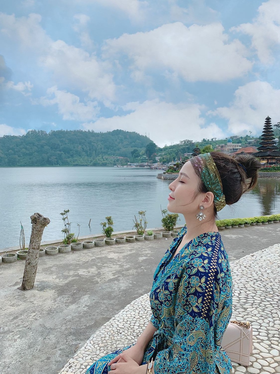 “Hot girl World Cup” Trâm Anh khoe 3 vòng nóng bỏng ở Bali - 16 “Vì Trâm Anh đi công tác nên được tài trợ hết vé máy bay và resort nên chỉ mất tiền ăn uống, mua sắm. Trâm Anh đổi 500USD qua tiền Indonesia mà tiêu 4 ngày mãi mới hết”, cô kể.