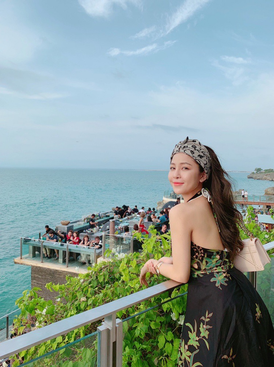 “Hot girl World Cup” Trâm Anh khoe 3 vòng nóng bỏng ở Bali - 17 Thời tiết ban ngày thì giống mùa hè Việt Nam, ban đêm thì hơi lạnh một chút thôi nên có thể mang theo áo khoác nhẹ nếu muốn, Trâm Anh nói.
