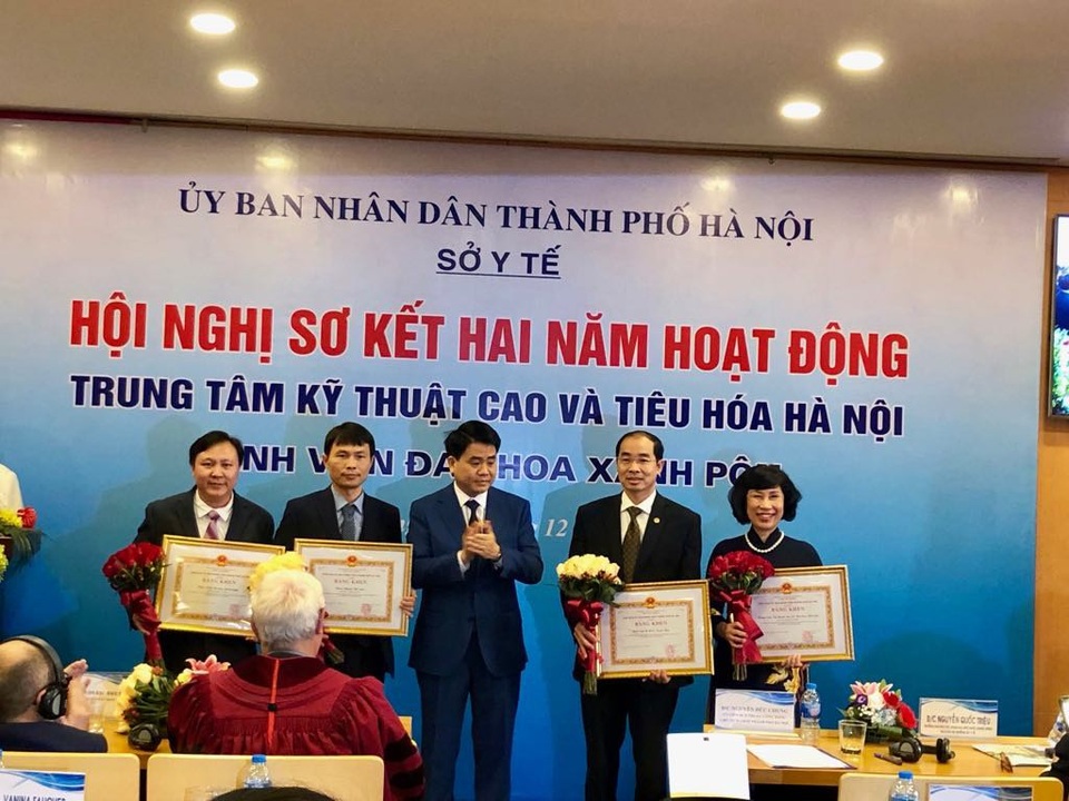Hơn 5% người dân được sàng lọc ung thư đường tiêu hóa có kết quả dương tính - 2 Chủ tịch UBND TP Hà Nội Nguyễn Đức Chung tặng Bằng khen của UBND TP cho các cá nhân.