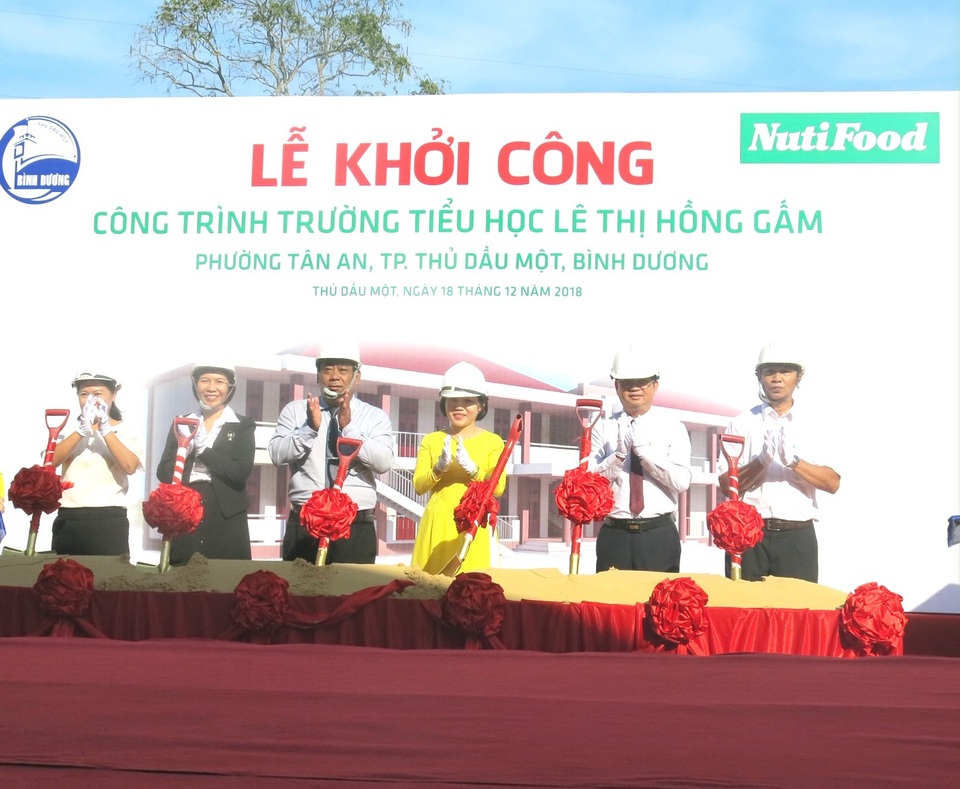 Đầu tư 10 tỉ đồng xây dựng trường tiểu học ở Bình Dương - 4 Trường Tiểu học Lê Thị Hồng Gấm được khởi công, sau khi xây dựng xong sẽ góp phần giảm bớt tình trạng quá tải học sinh trên mỗi phòng học ở thành phố Thủ Dầu Một.