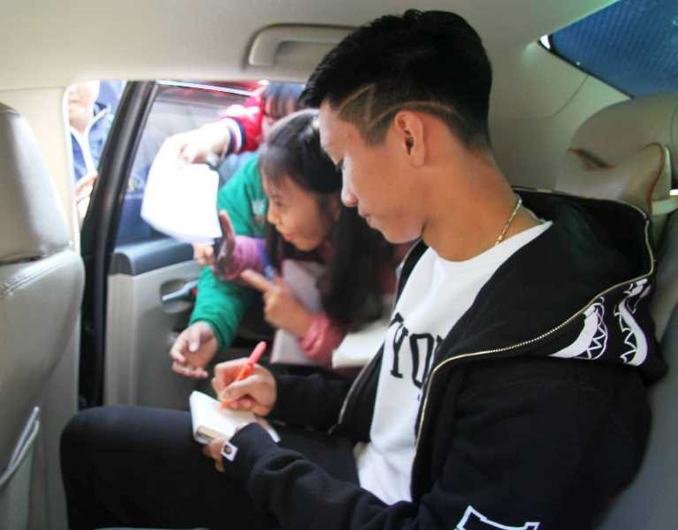 Xe vừa về đến nơi Đoàn Văn Hậu đã được người hâm mộ xin chữ ký