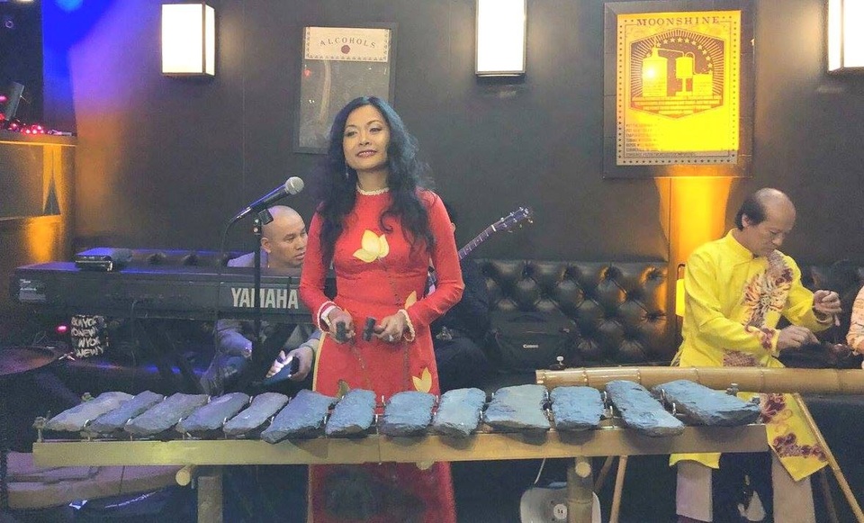 Nữ doanh nhân Việt Nam gây sửng sốt khi biểu diễn đàn đá ở Mỹ - 1 Trần Uyên Phương biểu diễn đàn đá ở Forbes, New York