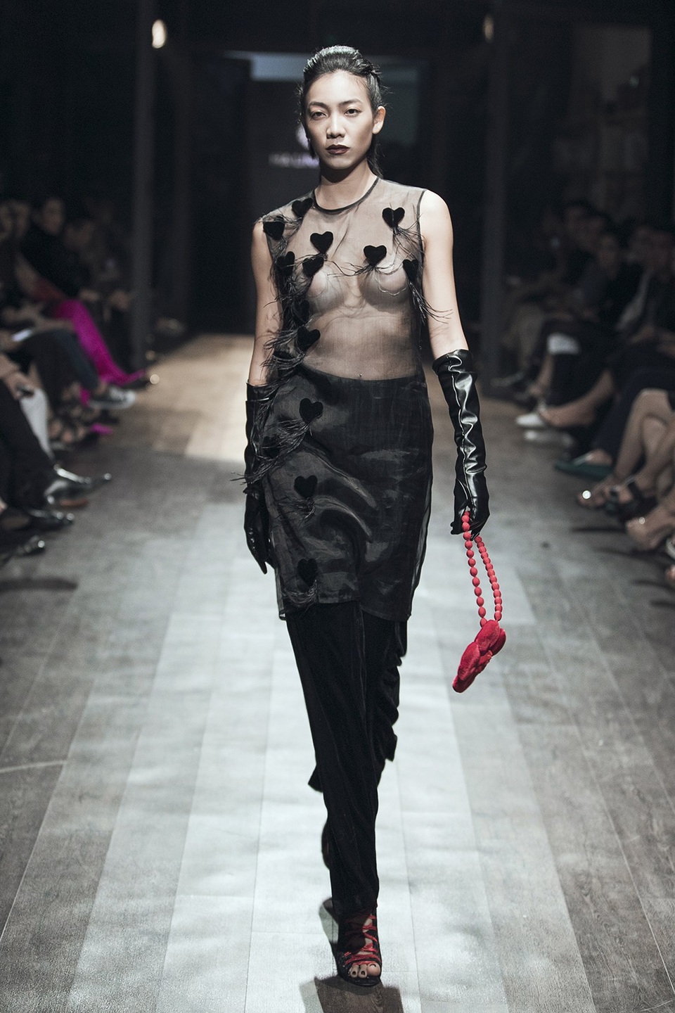 Hoặc chỉ dùng miếng dán silicon nhỏ dưới lớp áo trong suốt, thể hiện chủ nghĩa giải phóng cơ thể, tôn vinh nét đẹp của phụ nữ ở mọi lứa tuổi.