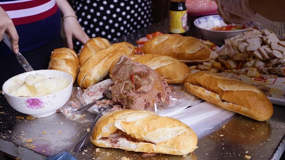 TPHCM: Ổ bánh mì nghĩa tình chiều Chủ nhật - 11 “Họ tốt thật, bánh mì từ thiện nhưng làm đàng hoàng, không thua gì mua ngoài tiệm”, bà Nguyễn Thị Lan, ngụ quận 4 đi bán vé số ngang qua chia sẻ.