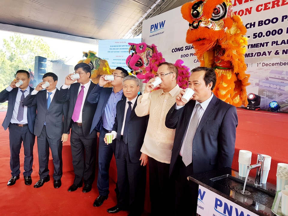 Quảng Nam: Khánh thành giai đoạn 1A nhà máy nước BOO Phú Ninh - 2
Các đại biểu uống nước sạch của nhà máy tại lễ khánh thành