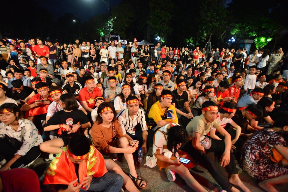 Cổ động viên Việt Nam phấn khích với chiến thắng của đội nhà - 14 Những cổ động viên ngồi ngay trên đường phố đi bộ Hồ Gươm.