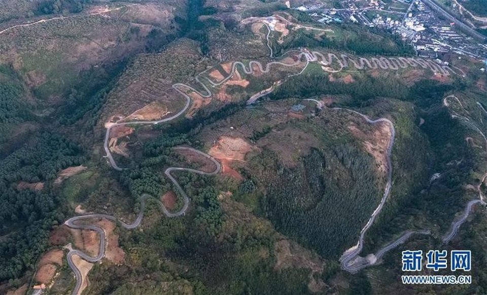 Choáng với con đường dài hơn 6km nhưng có tới 68 khúc cua - 5 Đây là một trong những tuyến đường hiểm trở nhất Trung Quốc hiện nay