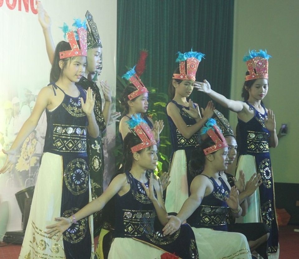 Hành trình “Thắp sáng yêu thương” cùng người khuyết tật - 4
Một tiết mục văn nghệ do CLB từ thiện Thiện Duyên biểu diễn.
