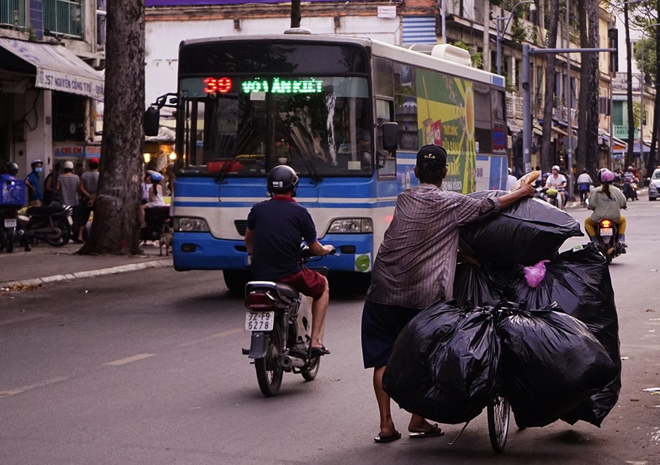 TPHCM: Ổ bánh mì nghĩa tình chiều Chủ nhật - 4
Cầm ổ bánh trên tay, ông Bảo dành mang về nhà