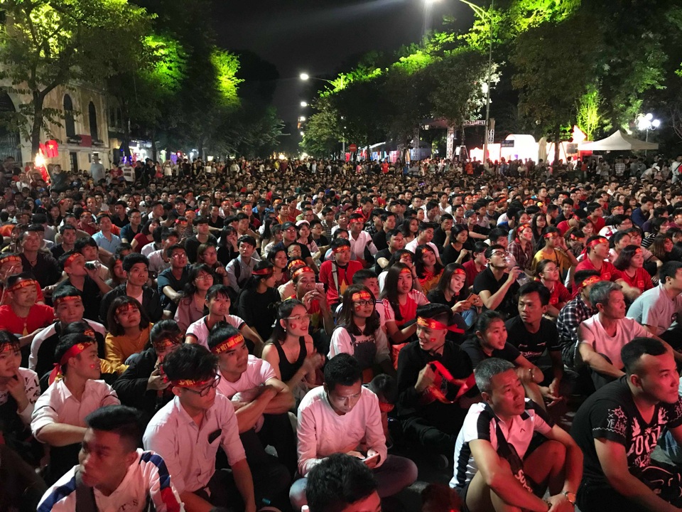 Cổ động viên Việt Nam phấn khích với chiến thắng của đội nhà - 15 Cổ động viên Việt Nam phấn khích với chiến thắng của đội nhà - 15