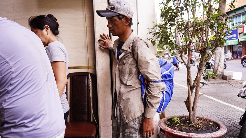 TPHCM: Ổ bánh mì nghĩa tình chiều Chủ nhật - 5 Người đàn ông này đã chờ rất lâu, đợi mọi người lấy trước rồi lại hết bánh mì. Nhìn anh đứng đấy mà mọi người trong nhóm thiện nguyện cũng xót ruột, điện thoại hối thúc lò bánh mì