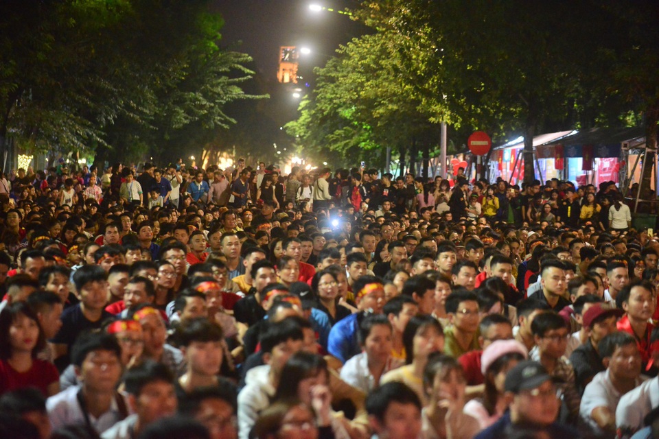 Cổ động viên Việt Nam phấn khích với chiến thắng của đội nhà - 13 Rất nhiều người đân đã có mặt tại phía trước tượng đài Cảm Tử Hồ Gươm (Hoàn Kiếm, Hà Nội) để cổ vũ cho đội tuyển Việt Nam.