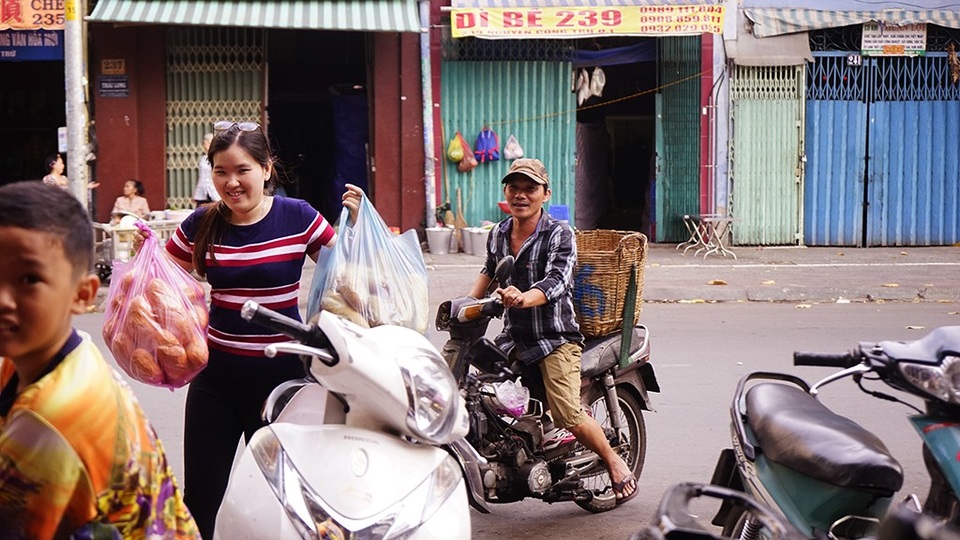 TPHCM: Ổ bánh mì nghĩa tình chiều Chủ nhật - 6 Bánh giao đến nơi, người giao bánh bị “mắng yêu” và cười rất tươi